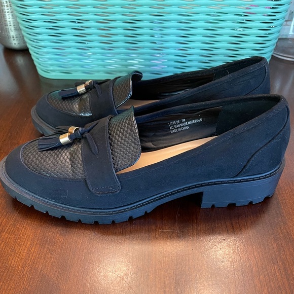 Diba Women's Black Round Toe Tassel shoes. Faux Suede/Leather - Picture 4 of 8